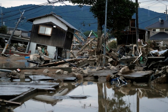 Porak-poranda Jepang usai diterjang banjir yang tewaskan ratusan orang