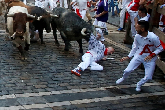 Jatuh bangun hindari keganasan banteng Festival San Fermin