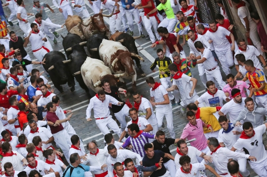 Jatuh bangun hindari keganasan banteng Festival San Fermin