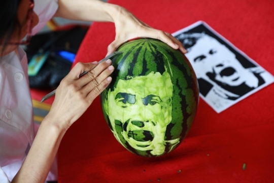 Unik, ukiran wajah pemain sepak bola dunia di semangka
