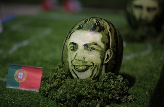 Unik, ukiran wajah pemain sepak bola dunia di semangka