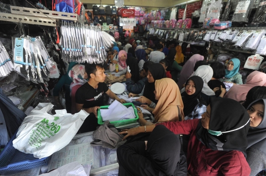 Berburu seragam sekolah jelang tahun ajaran baru