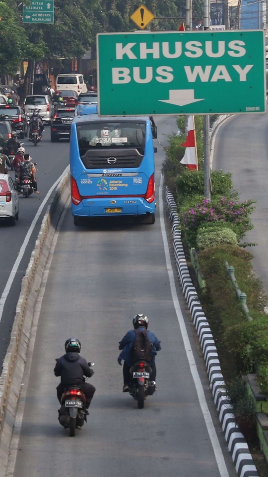 Potret mental buruk pengendara lintasi jalur busway meski jalanan lengang