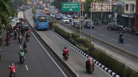 Potret mental buruk pengendara lintasi jalur busway meski jalanan lengang