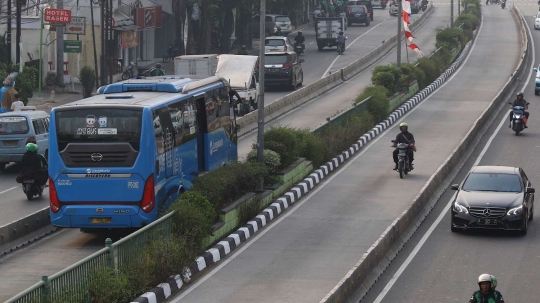 Potret mental buruk pengendara lintasi jalur busway meski jalanan lengang