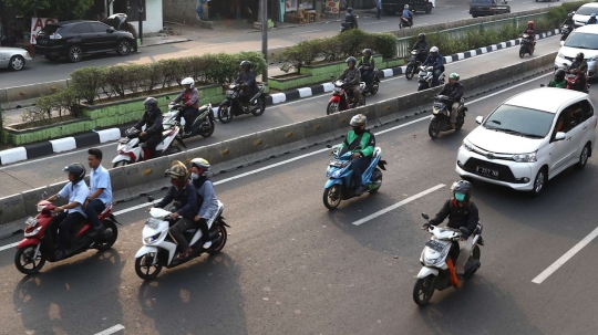 Potret mental buruk pengendara lintasi jalur busway meski jalanan lengang