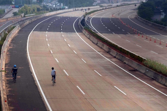 Masih terkendala pembebasan lahan, Tol Cijago jadi tempat bermain warga