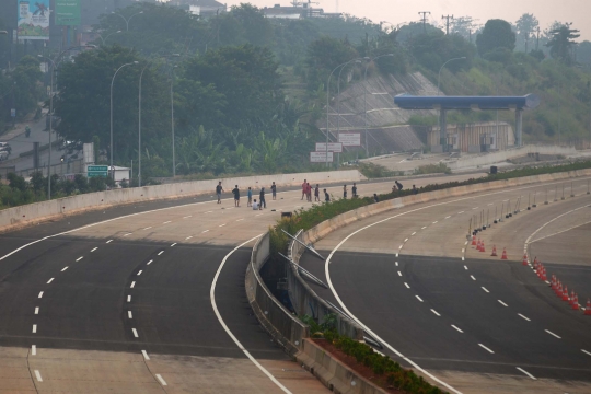 Masih terkendala pembebasan lahan, Tol Cijago jadi tempat bermain warga