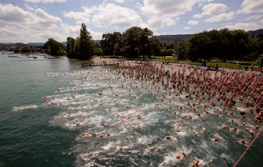 Ratusan orang ikuti renang lintas alam di Danau Zurich