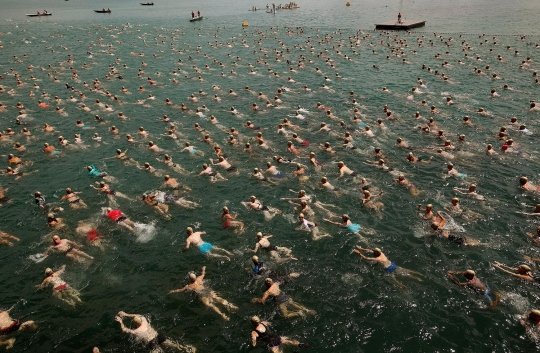 Ratusan orang ikuti renang lintas alam di Danau Zurich