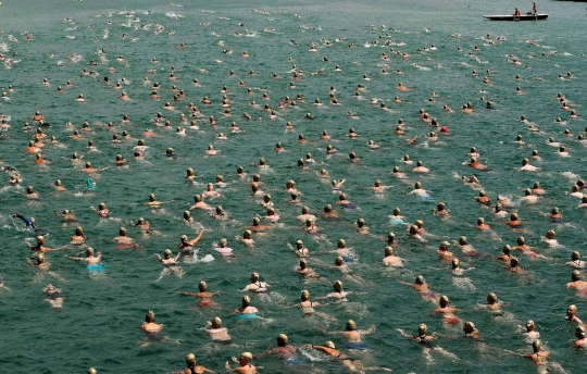 Ratusan orang ikuti renang lintas alam di Danau Zurich