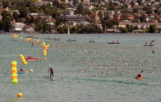 Ratusan orang ikuti renang lintas alam di Danau Zurich