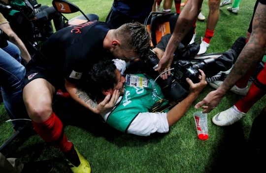 Tertindih pemain Kroasia, fotografer Meksiko ini tetap asyik motret