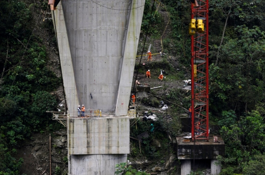 Detik-detik penghancuran jembatan gantung yang tewaskan 9 orang di Kolombia