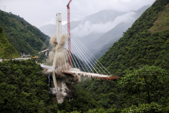 Detik-detik penghancuran jembatan gantung yang tewaskan 9 orang di Kolombia