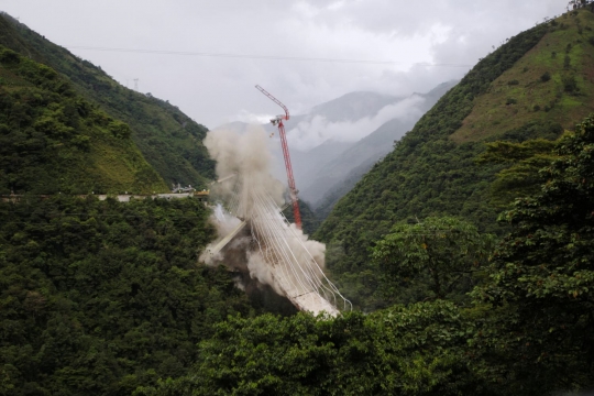 Detik-detik penghancuran jembatan gantung yang tewaskan 9 orang di Kolombia