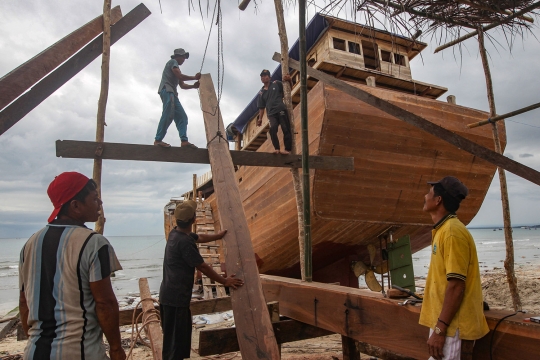 Melihat lebih dekat proses pembuatan kapal pinisi di Sulawesi