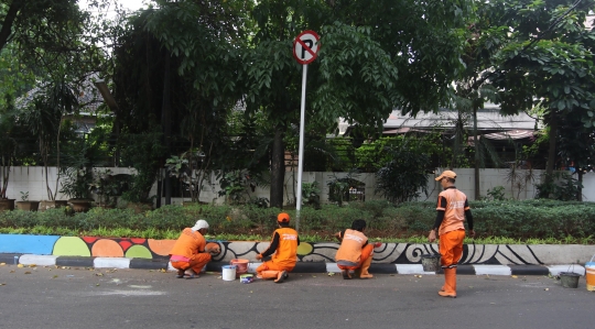 Sambut Asian Games 2018, tembok pembatas jalan dicat warna-warni