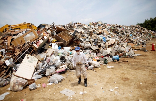 Penampakan gunungan sampah usai banjir terjang Jepang