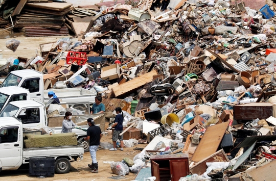 Penampakan gunungan sampah usai banjir terjang Jepang