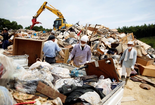 Penampakan gunungan sampah usai banjir terjang Jepang