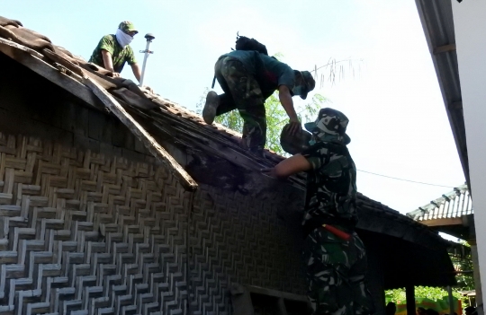 Aksi prajurit TNI renovasi rumah Lalu Muhammad Zohri