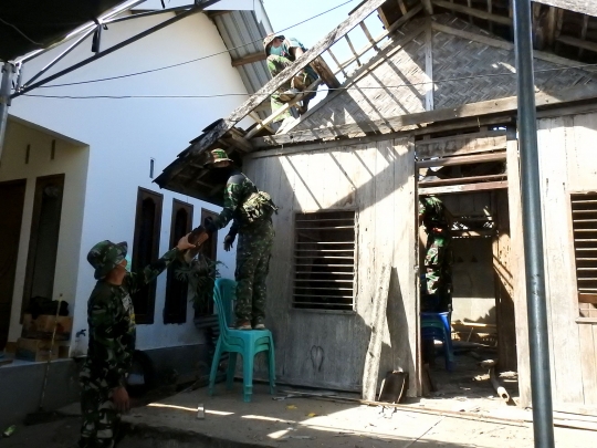 Aksi prajurit TNI renovasi rumah Lalu Muhammad Zohri