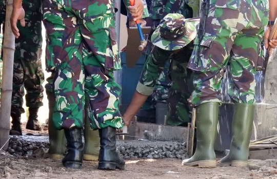 Aksi prajurit TNI renovasi rumah Lalu Muhammad Zohri