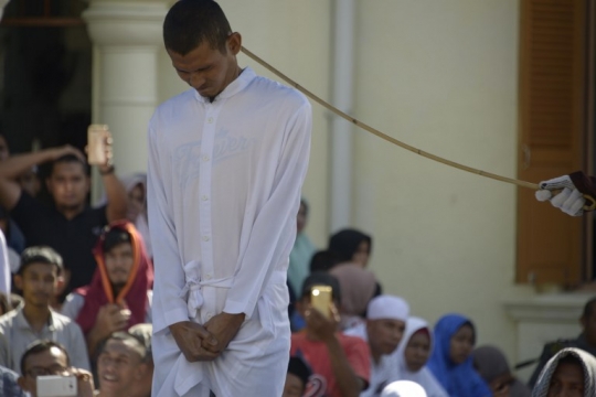 Pasangan gay dicambuk 87 kali di depan umum