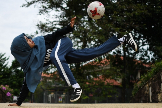 Mengenal Qhouirunnisa, hijaber cantik yang mahir juggling bola