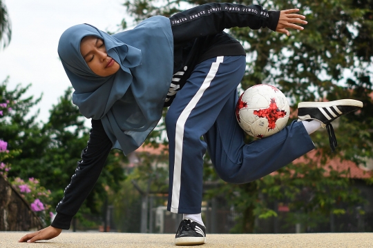Mengenal Qhouirunnisa, hijaber cantik yang mahir juggling bola