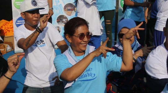 Aksi Menteri Susi joget baby shark