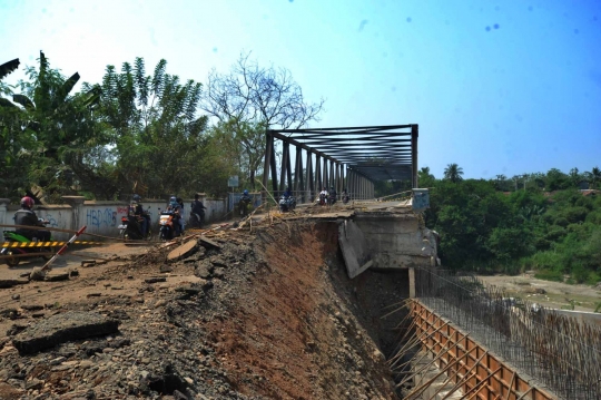 Lebih dari 4 bulan perbaikan jembatan Cibarusah belum juga rampung