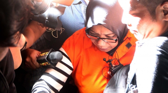 Ekspresi Eni Maulani Saragih saat ditahan KPK