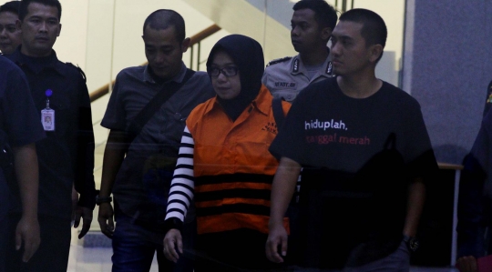 Ekspresi Eni Maulani Saragih saat ditahan KPK
