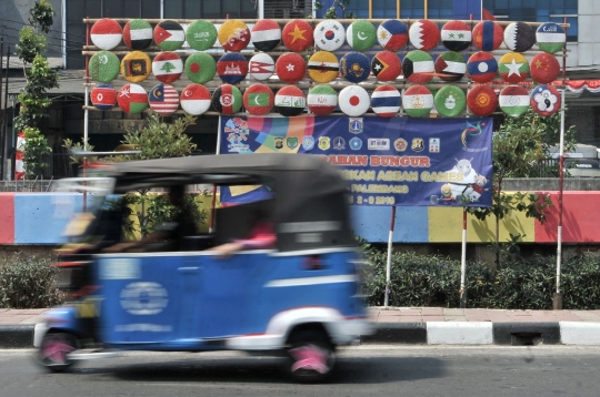 Bendera negara peserta Asian Games hiasi Kali Sunter