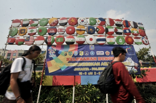 Bendera negara peserta Asian Games hiasi Kali Sunter