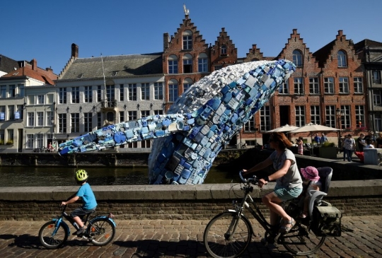 Muncul di sungai, paus sampah plastik hebohkan Belgia