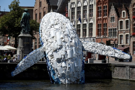 Muncul di sungai, paus sampah plastik hebohkan Belgia