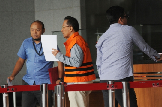 Resmi ditahan KPK, anggota DPRD Sumut Arifin Nainggolan tutupi wajah dengan kertas