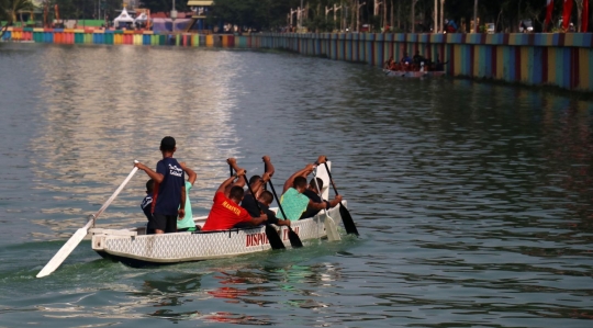 Jelang Pekan Olahraga TNI AL, prajurit latihan dayung di Danau Sunter