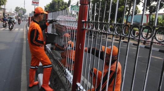 Pagar pembatas ruas Jalan Raya Bogor dicat ulang