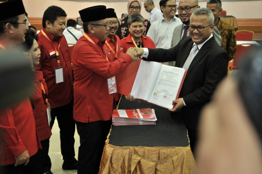 Salam metal Sekjen PDIP saat daftarkan bakal caleg ke KPU