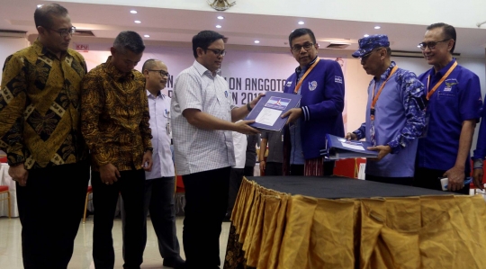 Didampingi Pramono Edhie, Sekjen Demokrat daftar bakal calon legislatif di KPU