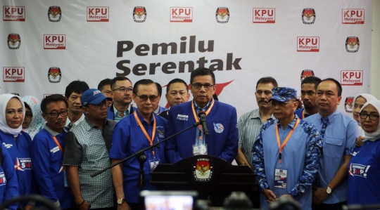 Didampingi Pramono Edhie, Sekjen Demokrat daftar bakal calon legislatif di KPU