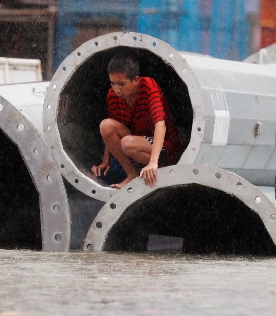 Badai Tropis Son-Tinh lumpuhkan Manila