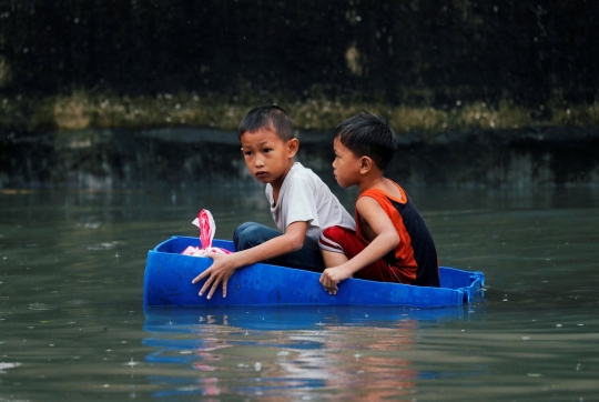 Badai Tropis Son-Tinh lumpuhkan Manila