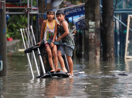 Badai Tropis Son-Tinh lumpuhkan Manila