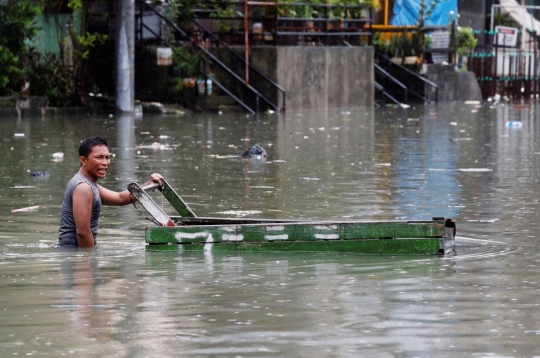 Badai Tropis Son-Tinh lumpuhkan Manila