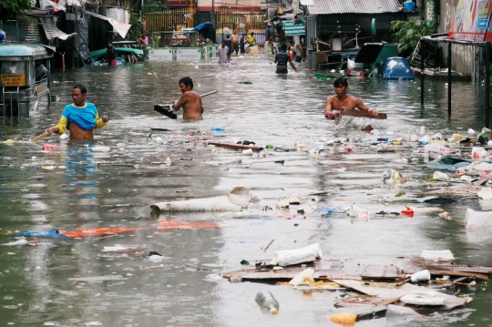 Badai Tropis Son-Tinh lumpuhkan Manila